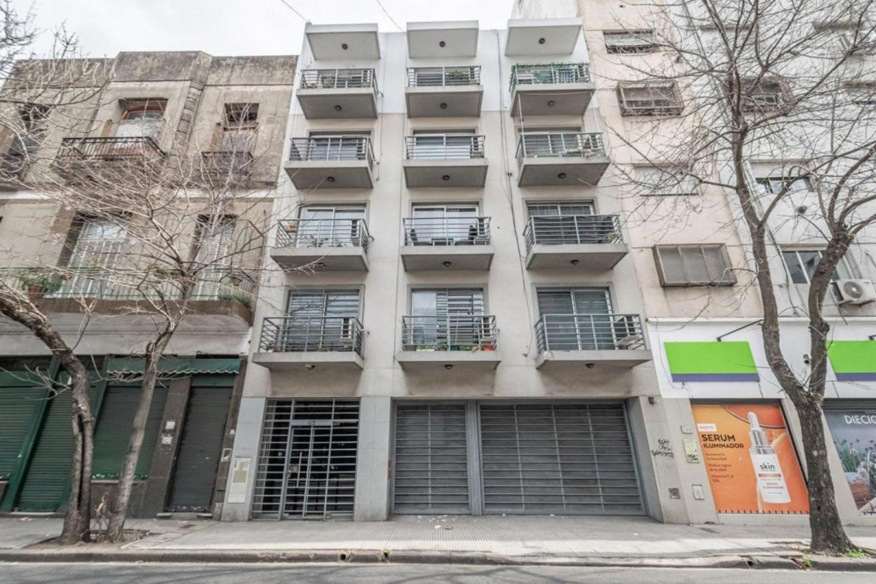 MONOAMBIENTE AL FRENTE CON BALCON CON COCHERA Y BAULERA