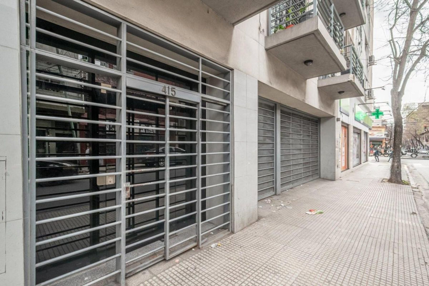 MONOAMBIENTE AL FRENTE CON BALCON CON COCHERA Y BAULERA — foto 2