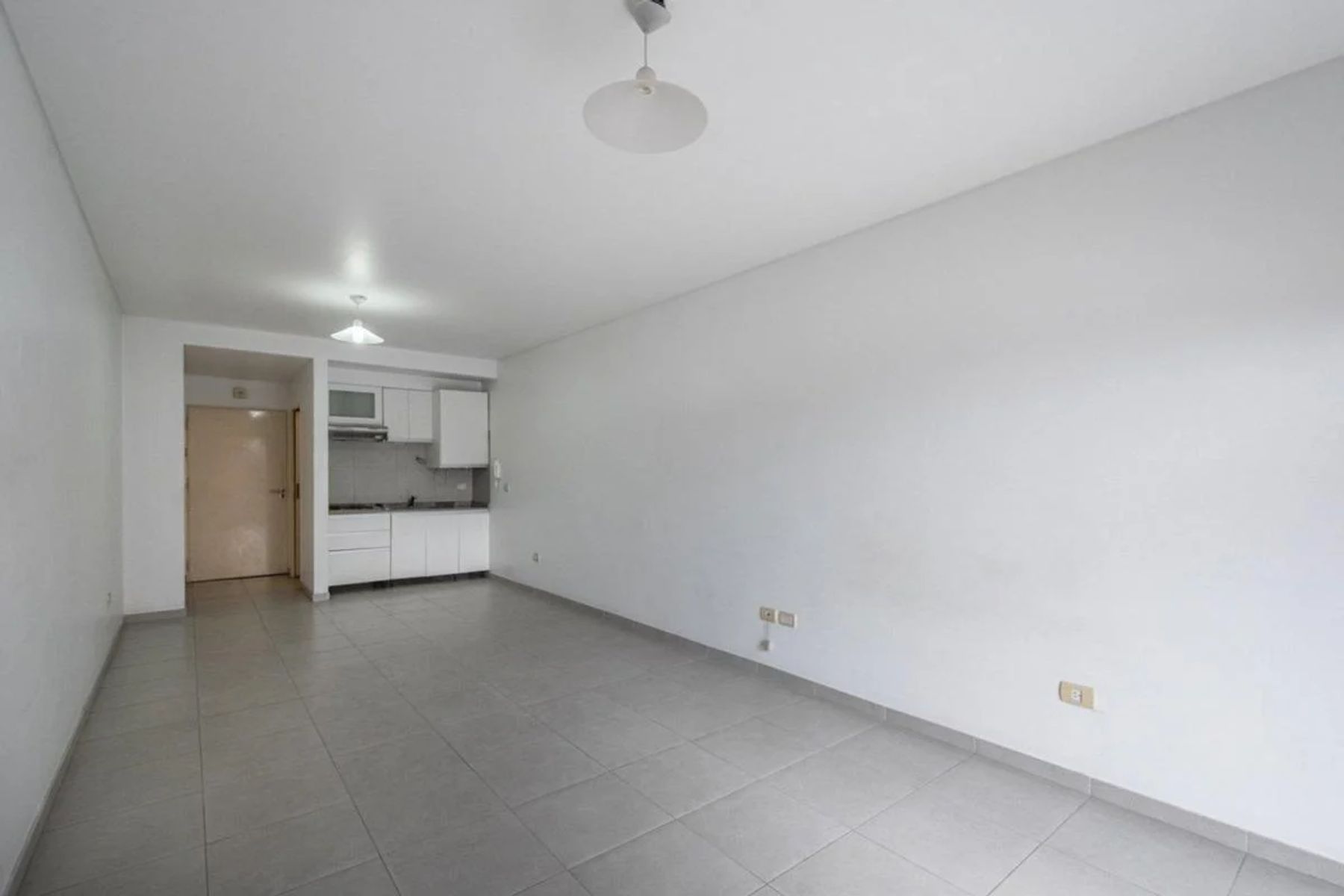 MONOAMBIENTE AL FRENTE CON BALCON CON COCHERA Y BAULERA — foto 3