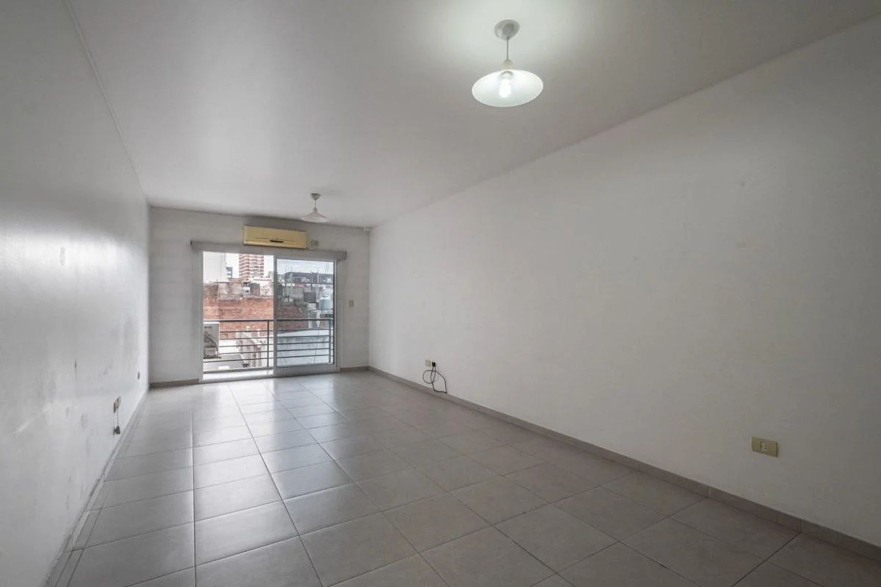 MONOAMBIENTE AL FRENTE CON BALCON CON COCHERA Y BAULERA — foto 4