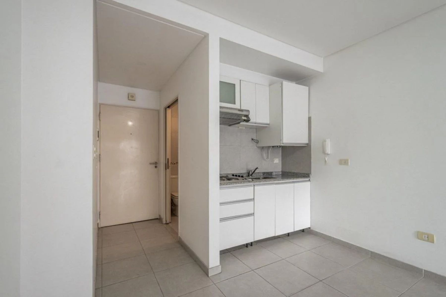 MONOAMBIENTE AL FRENTE CON BALCON CON COCHERA Y BAULERA — foto 5