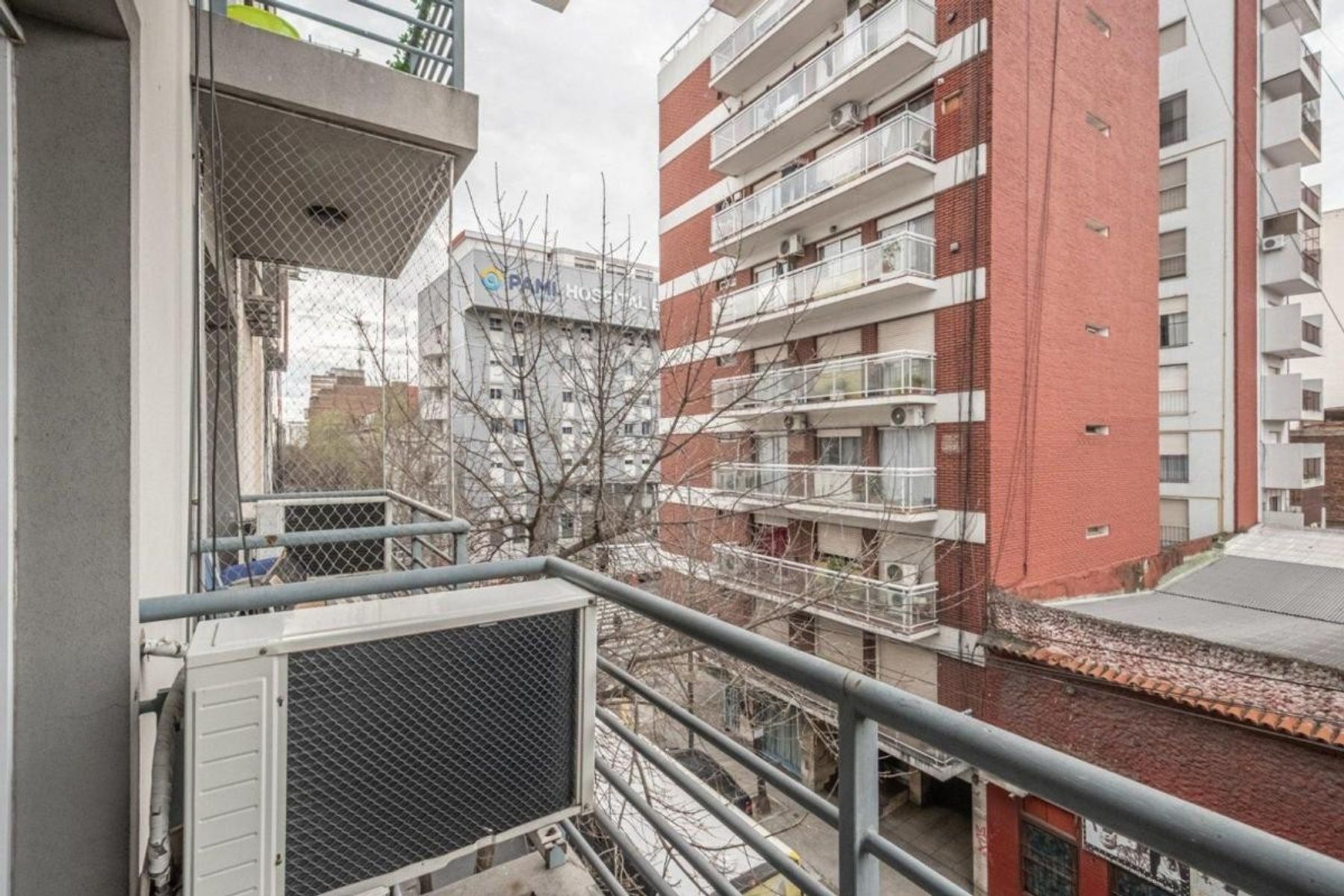MONOAMBIENTE AL FRENTE CON BALCON CON COCHERA Y BAULERA — foto 15