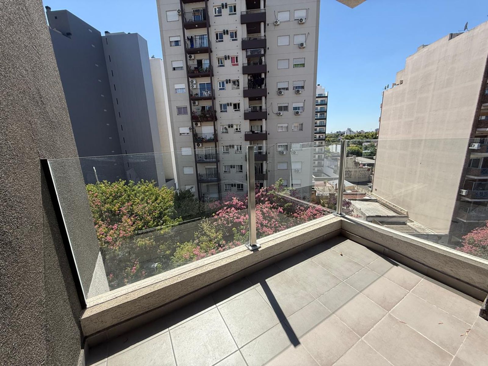 DEPARTAMENTO 3 AMBIENTES AL FRENTE SOBRE EL BOULEVARD, RADIADORES — foto 2