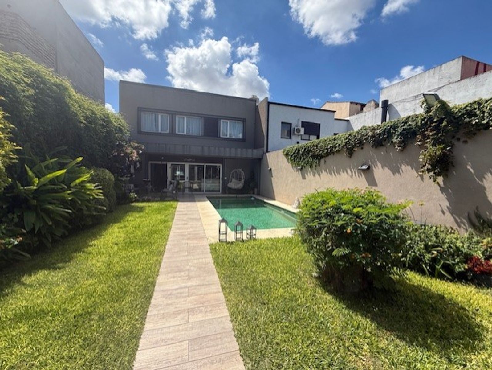 CASA CON JARDIN , PISCINA, QUINCHO , 5 AMBIENTES