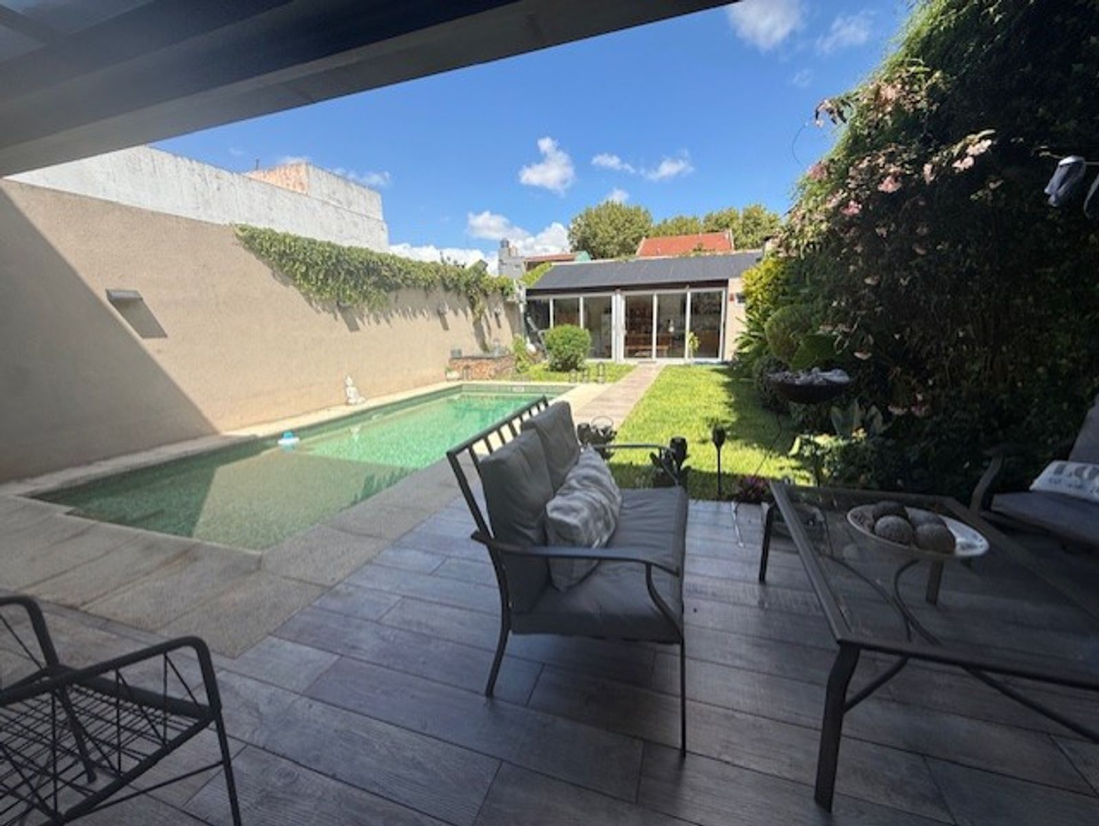 CASA CON JARDIN , PISCINA, QUINCHO , 5 AMBIENTES — foto 2