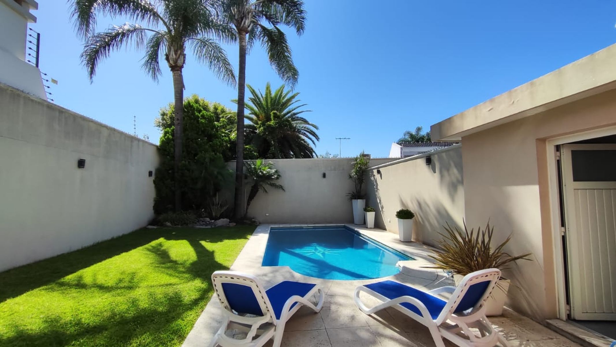 casa de 5 ambientes , piscina , jardin , lote de 10 x 37 mts en la mejor cuadra de Naon — foto 2