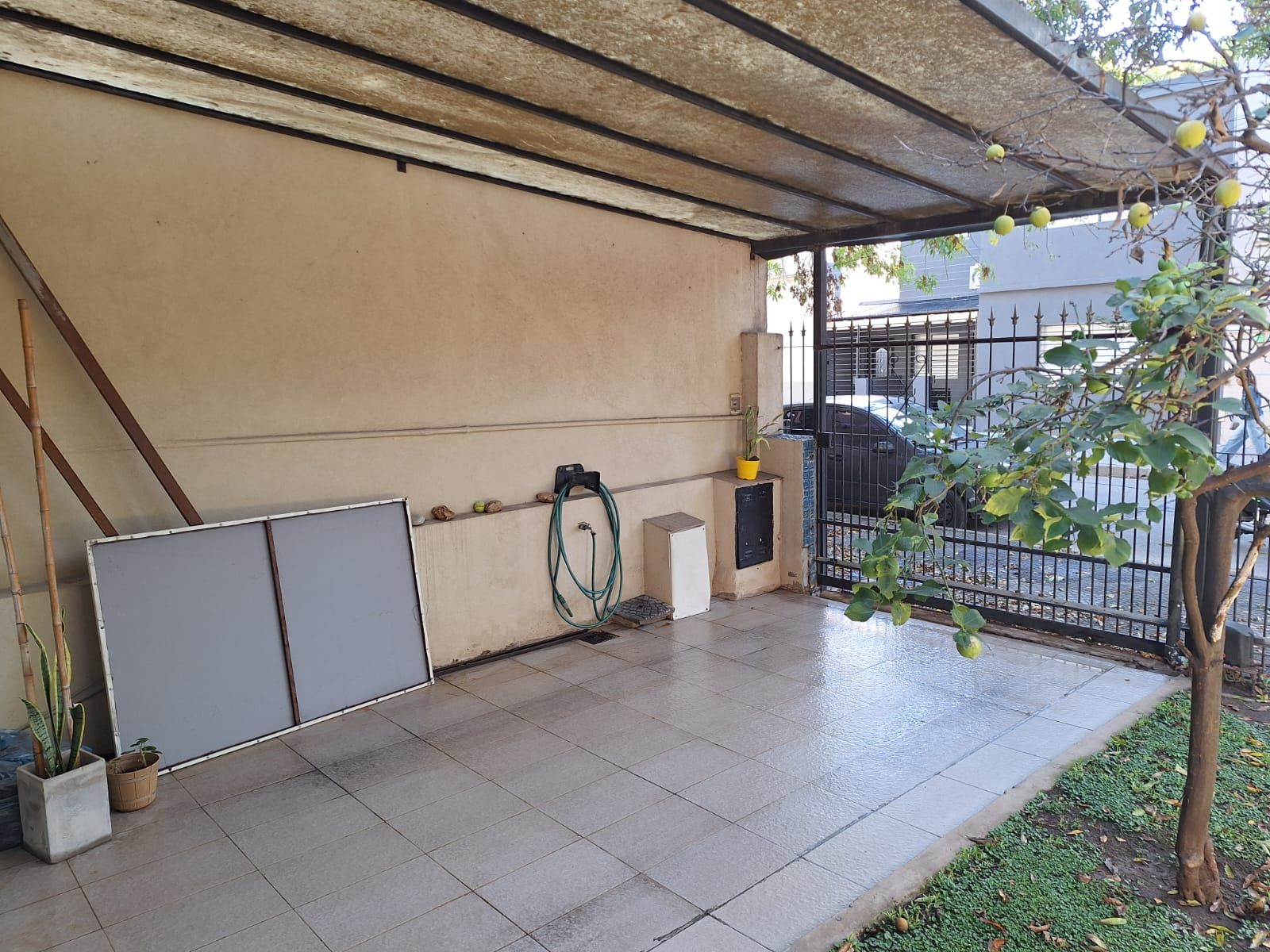 CASA 4 AMB, JARDIN AL FRENTE, COCHERA Y TERRAZA — foto 2