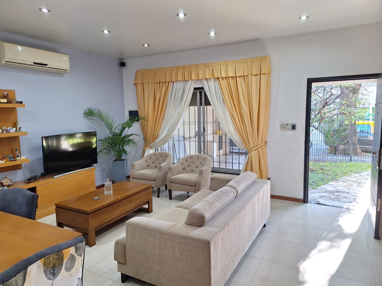 CASA 4 AMB, JARDIN AL FRENTE, COCHERA Y TERRAZA — foto 3