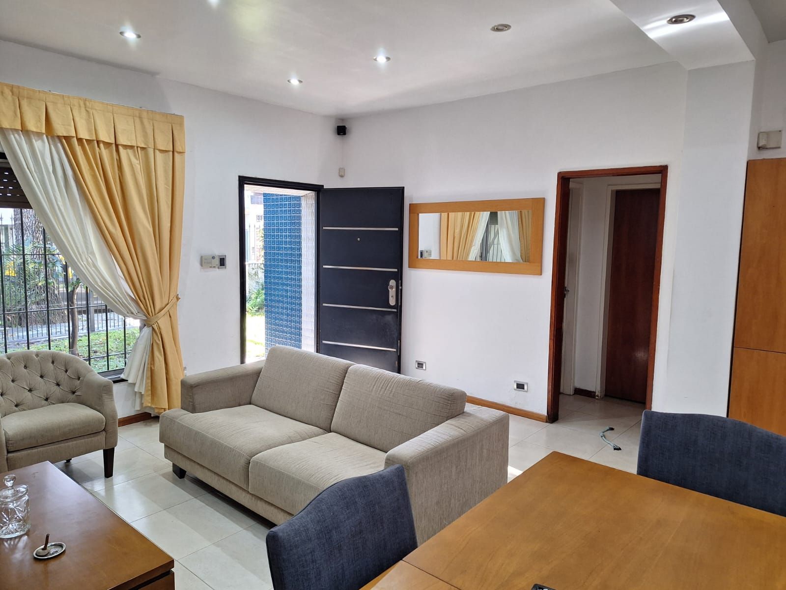 CASA 4 AMB, JARDIN AL FRENTE, COCHERA Y TERRAZA — foto 4