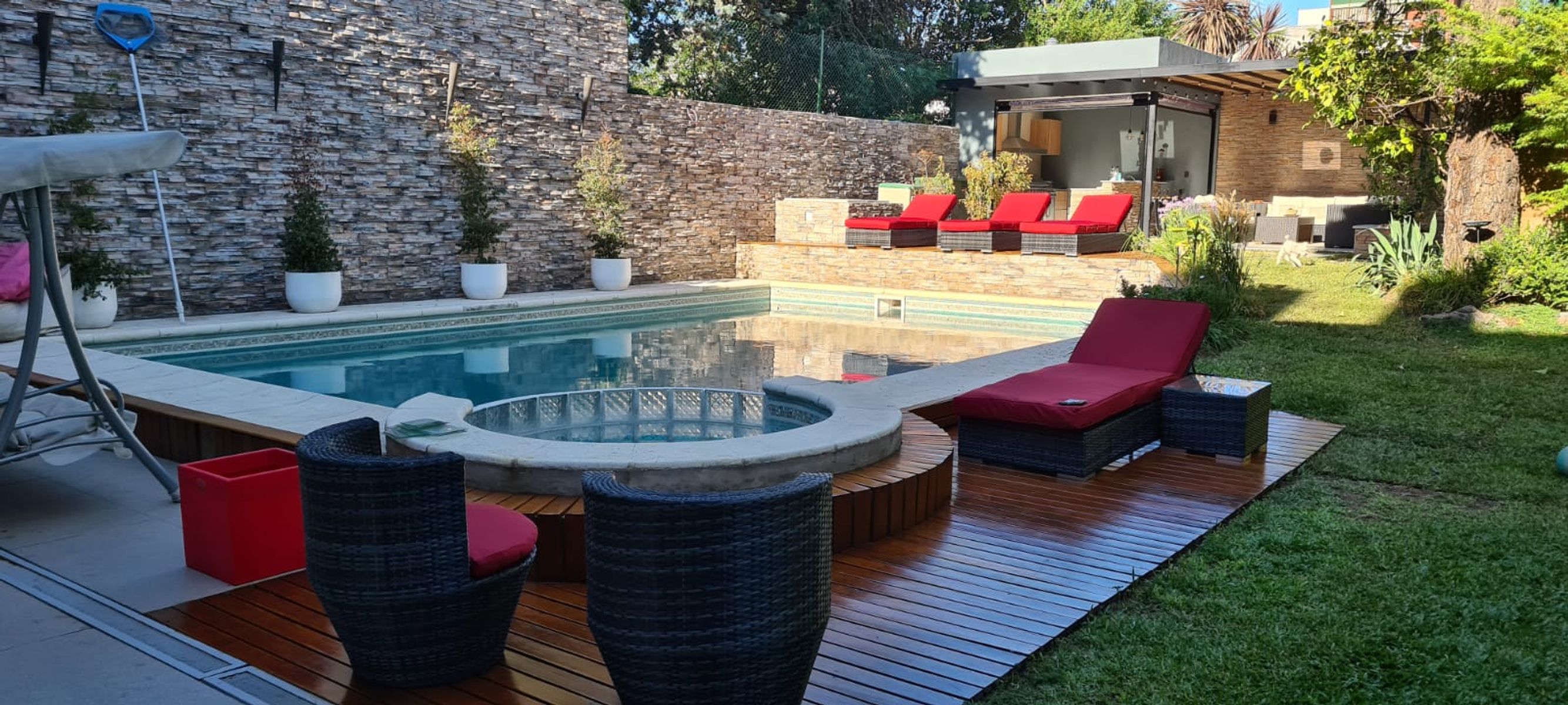 CASA CON PISCINA Y JARDIN , GIMNASIO Y SUM , LOTE DE 10.04 X 61.75 MTS , 4 AMBIENTES - 1