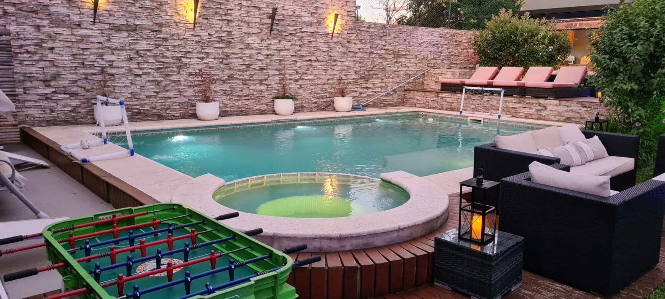 CASA CON PISCINA Y JARDIN , GIMNASIO Y SUM , LOTE DE 10.04 X 61.75 MTS , 4 AMBIENTES - 5