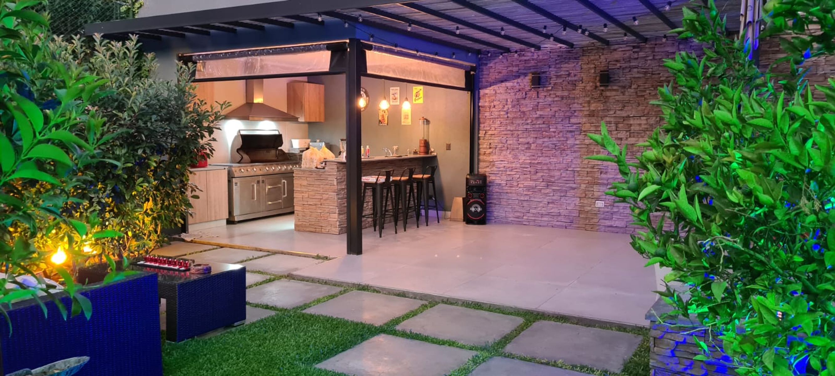 CASA CON PISCINA Y JARDIN , GIMNASIO Y SUM , LOTE DE 10.04 X 61.75 MTS , 4 AMBIENTES - 9