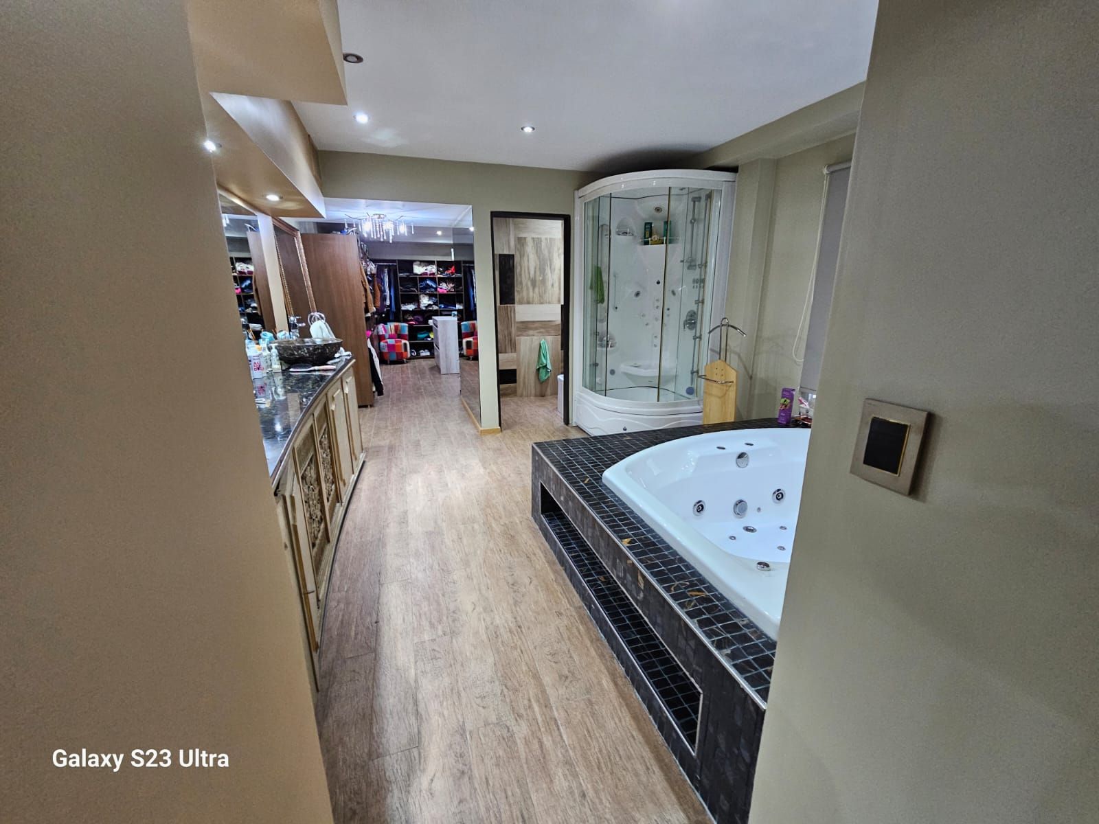 CASA CON PISCINA Y JARDIN , GIMNASIO Y SUM , LOTE DE 10.04 X 61.75 MTS , 4 AMBIENTES - 27