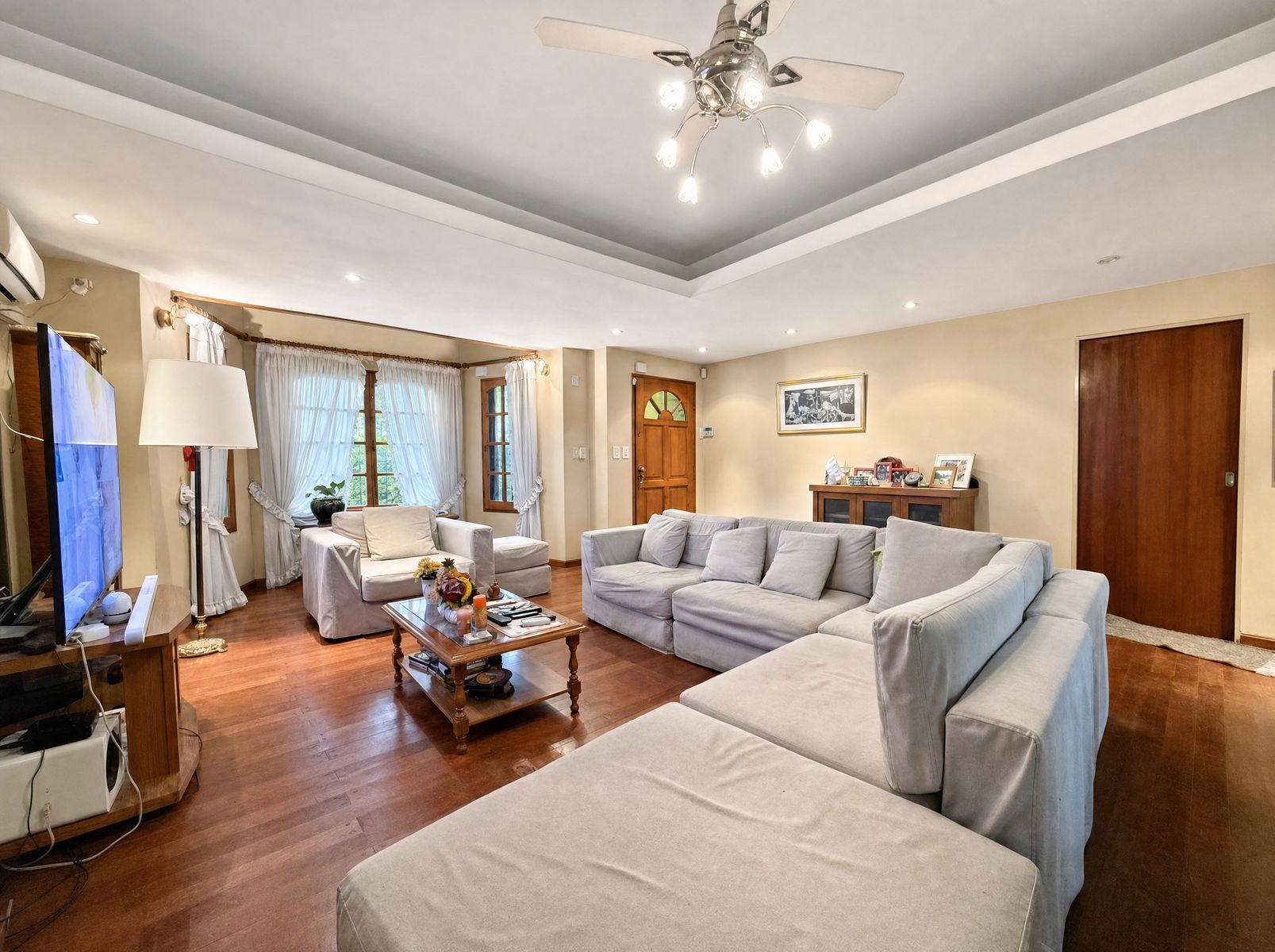 Casa 5 ambientes con garage, pileta y quincho — foto 3