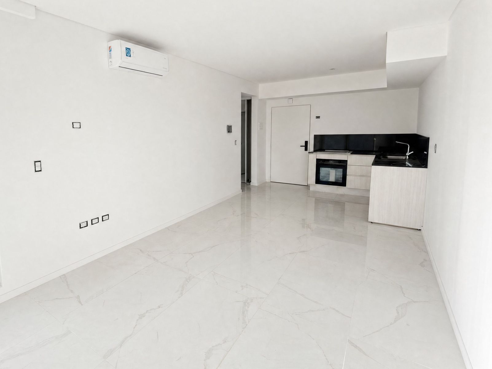 Venta de 2 ambientes al frente en la mejor zona de villa luro - 7