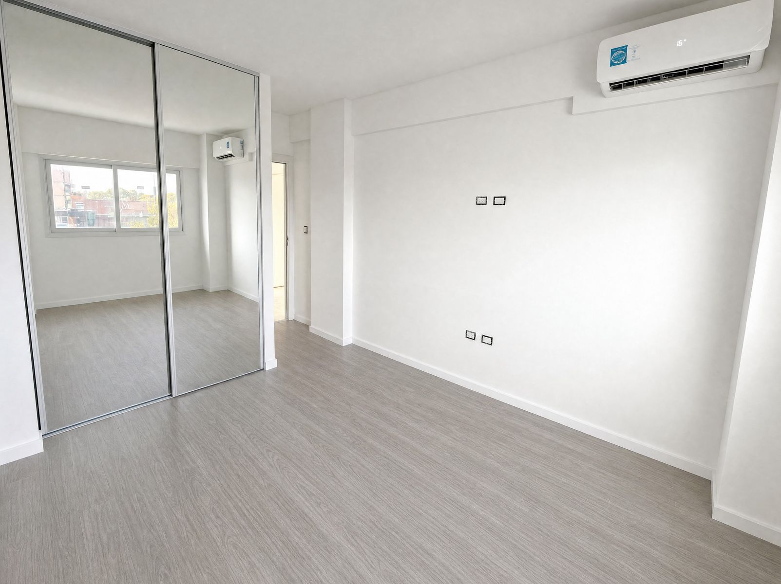 Venta de 2 ambientes al frente en la mejor zona de villa luro - 8