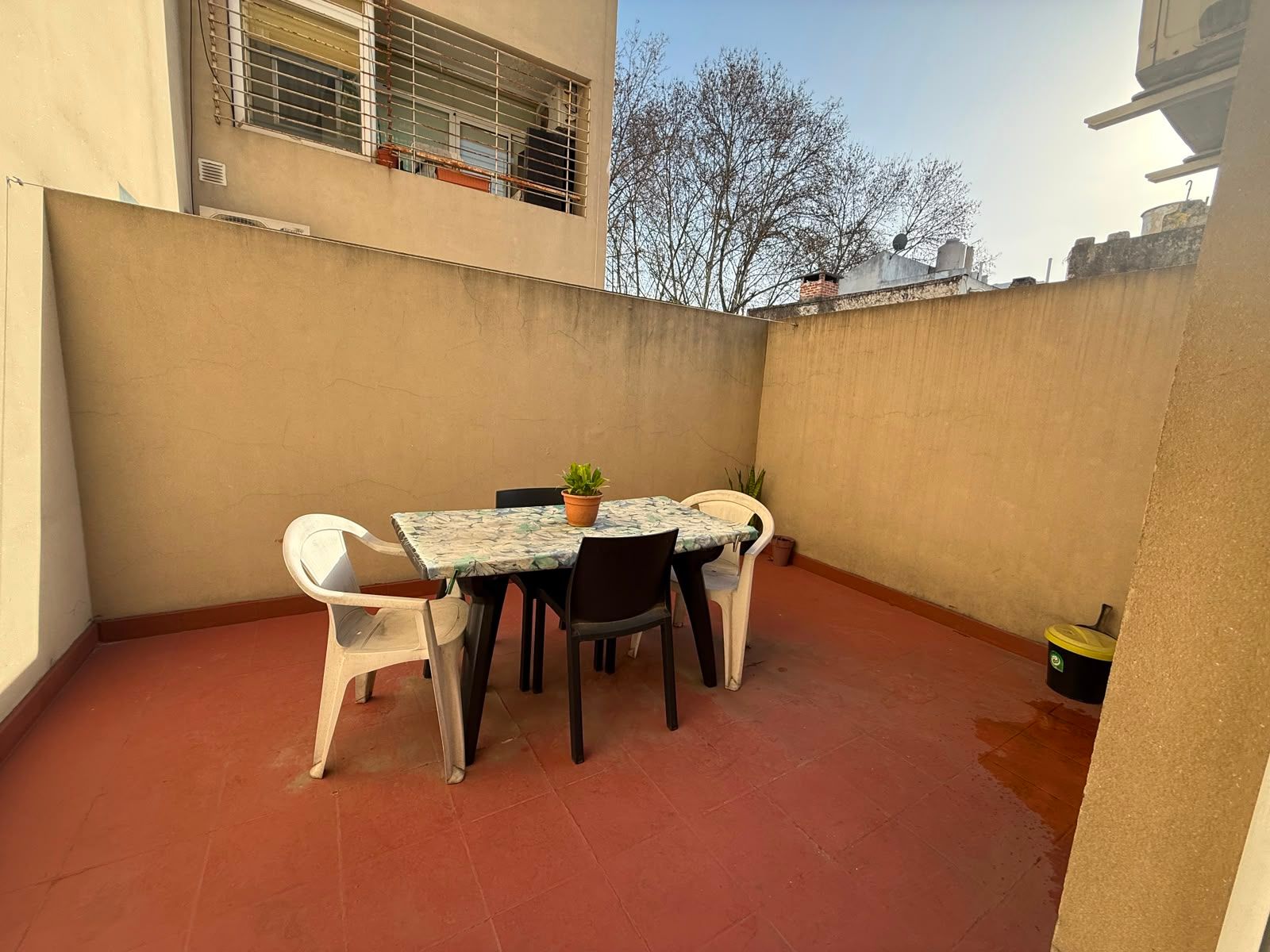 MONOAMBIENTE CON PATIO Y COCHERA , 40 M2 APROX MAS PATIO - 1