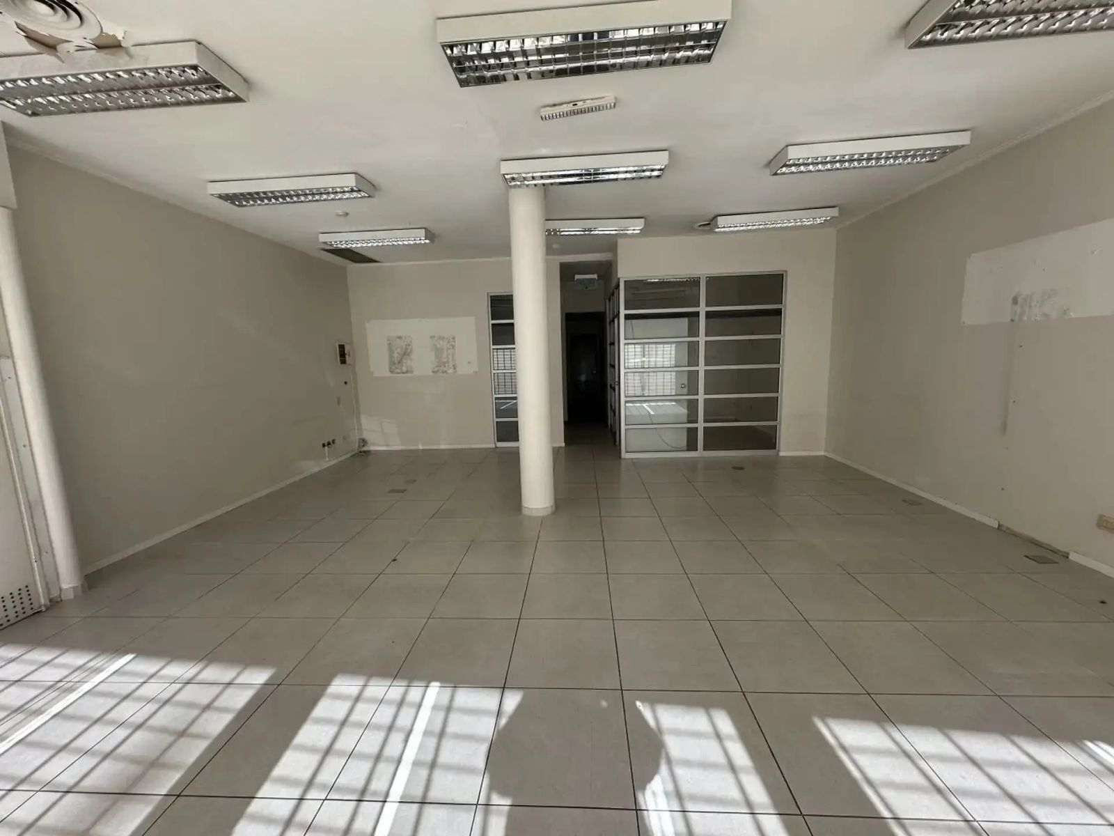 LOCAL 136 M2 IMPECABLE CENTRO COMERCIAL LINIERS - 1
