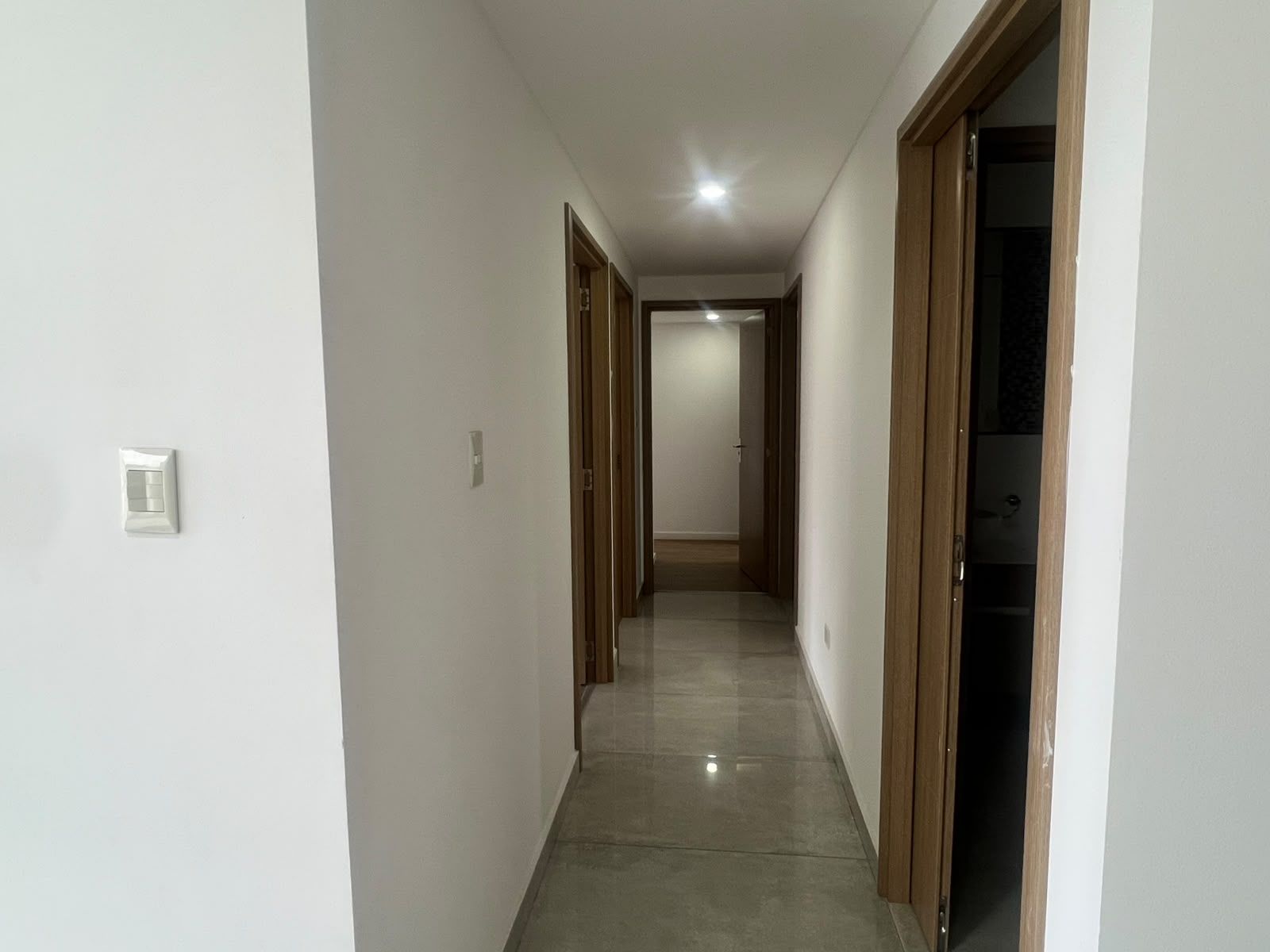 4 ambientes , 3 hab ,3 baños , cocina y lav ind, piscina ,cocheraybaulera