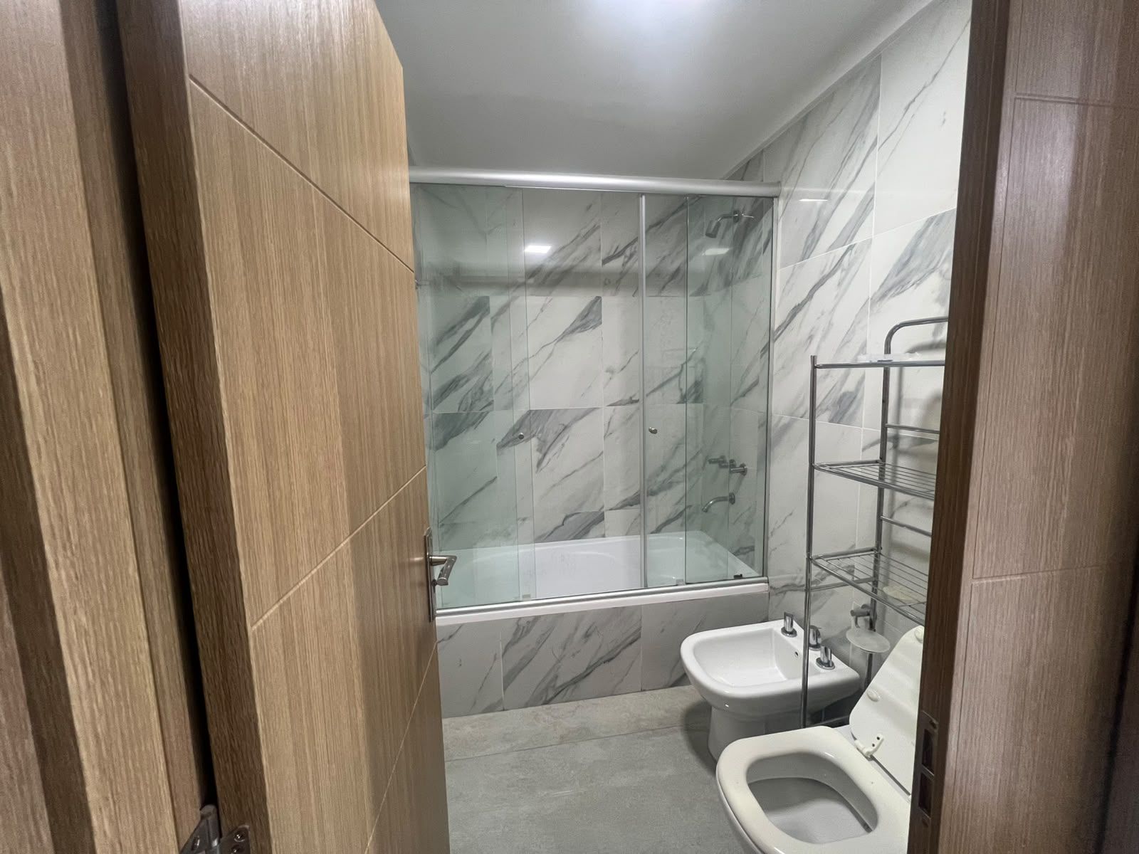 4 ambientes , 3 hab ,3 baños , cocina y lav ind, piscina ,cocheraybaulera - 17