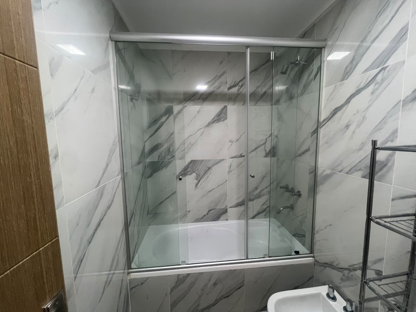 4 ambientes , 3 hab ,3 baños , cocina y lav ind, piscina ,cocheraybaulera - 18