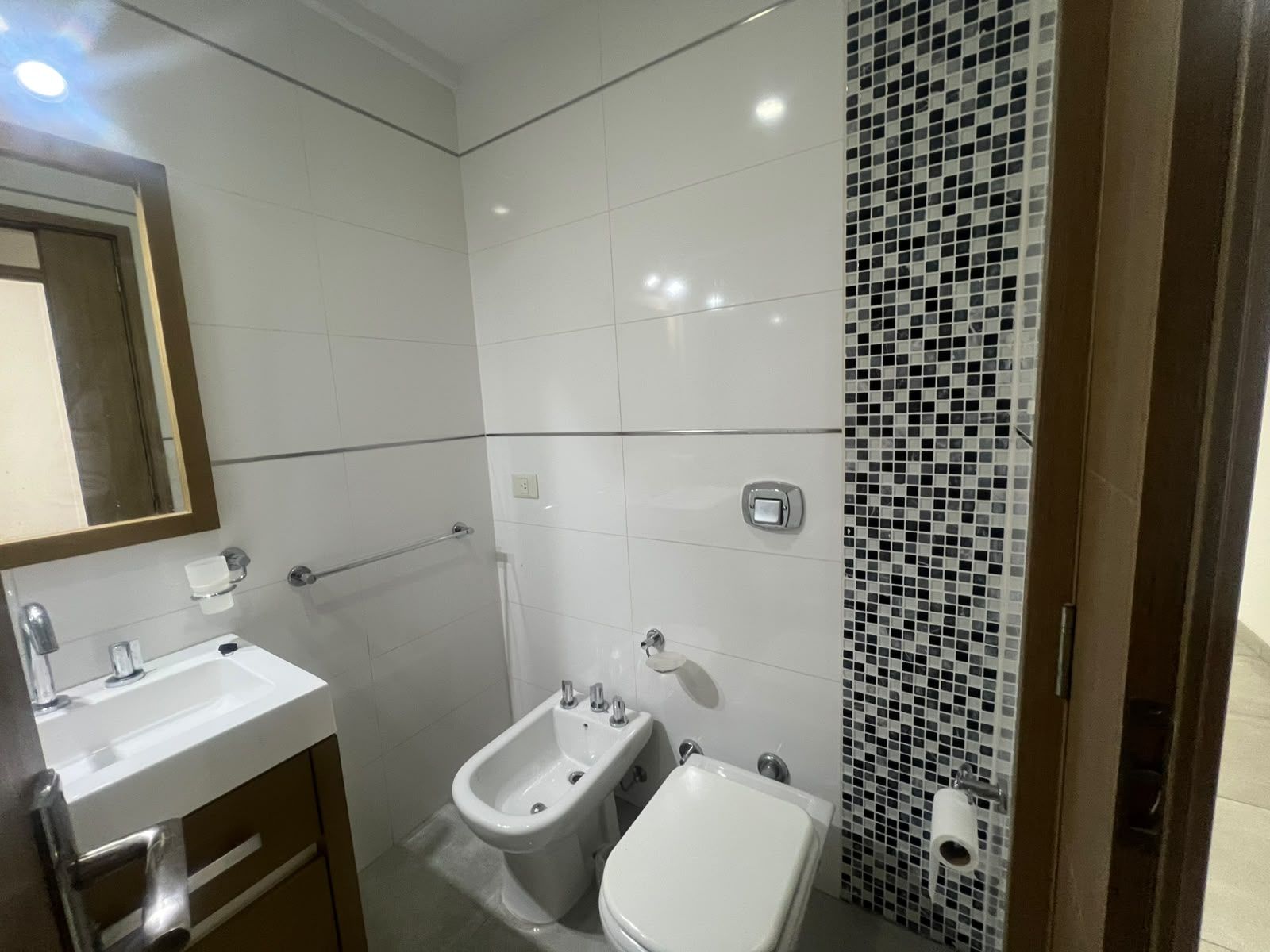 4 ambientes , 3 hab ,3 baños , cocina y lav ind, piscina ,cocheraybaulera - 21