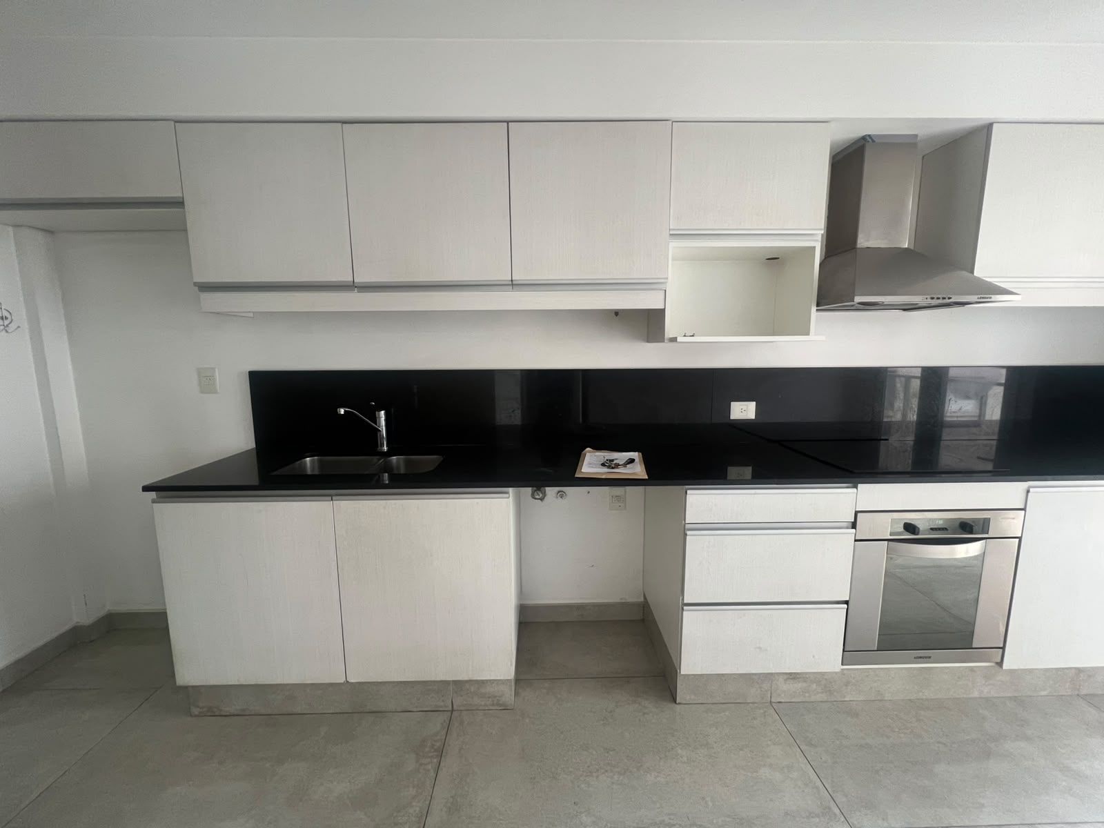 4 ambientes , 3 hab ,3 baños , cocina y lav ind, piscina ,cocheraybaulera - 24