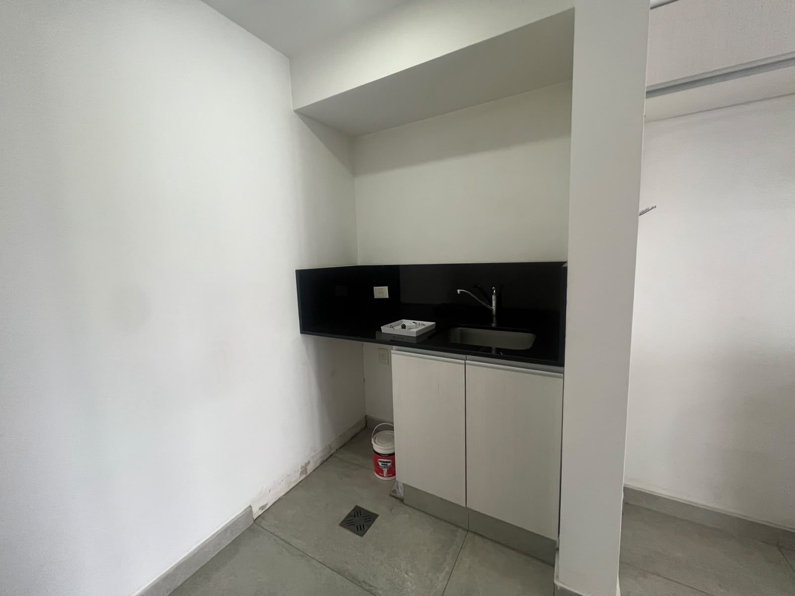 4 ambientes , 3 hab ,3 baños , cocina y lav ind, piscina ,cocheraybaulera - 26