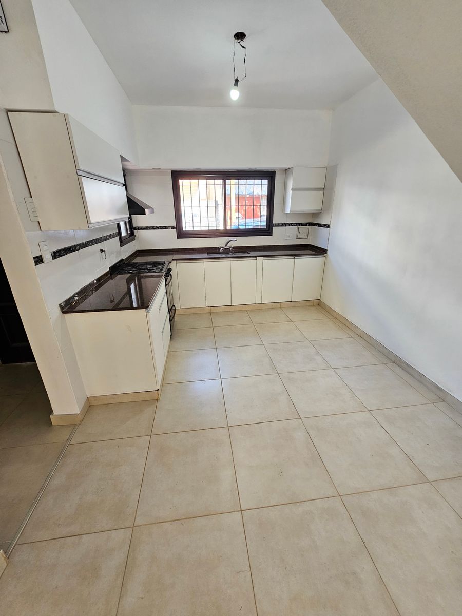 Refaccionada a Nuevo Casa sobre lote propio 8.66x16 3 Ambientes con Garage Terraza y Patio - 8