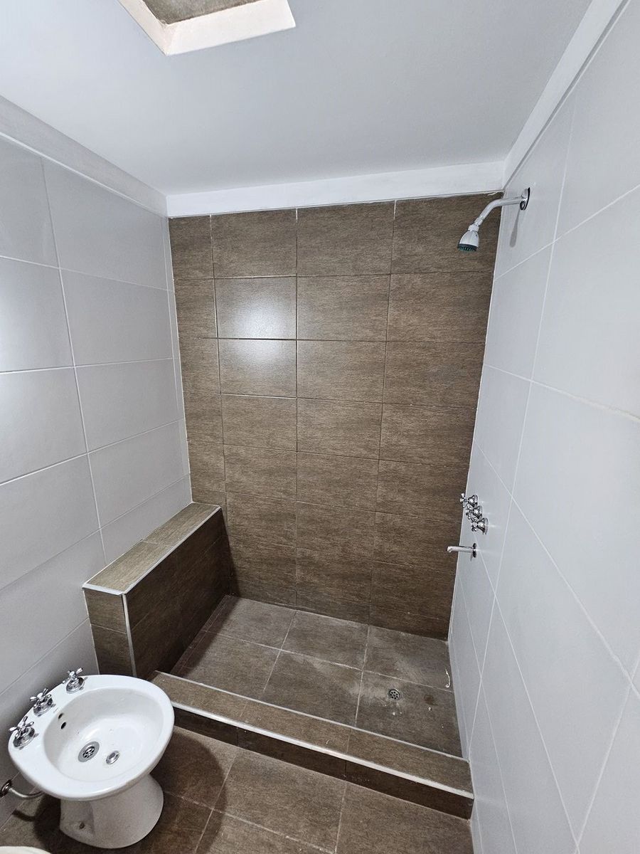 Refaccionada a Nuevo Casa sobre lote propio 8.66x16 3 Ambientes con Garage Terraza y Patio - 12