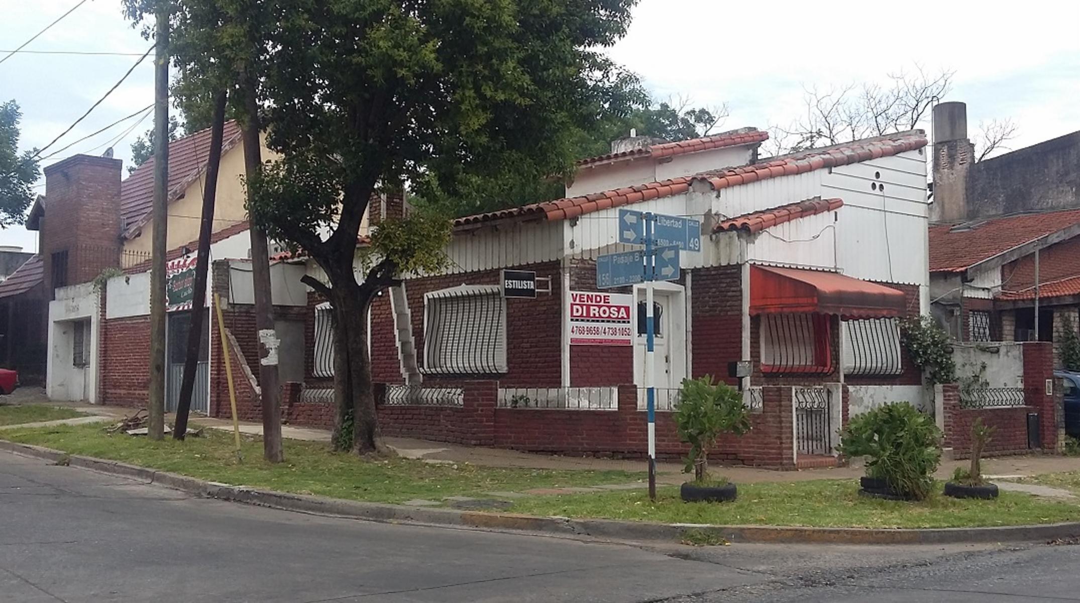 V.Ballester - Excelente Chalet 4 amb. con garage, pxmo Avda Moreno.