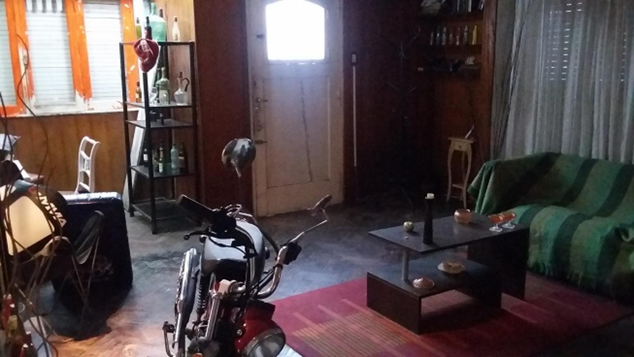 V.Ballester - Excelente Chalet 4 amb. con garage, pxmo Avda Moreno. — foto 2