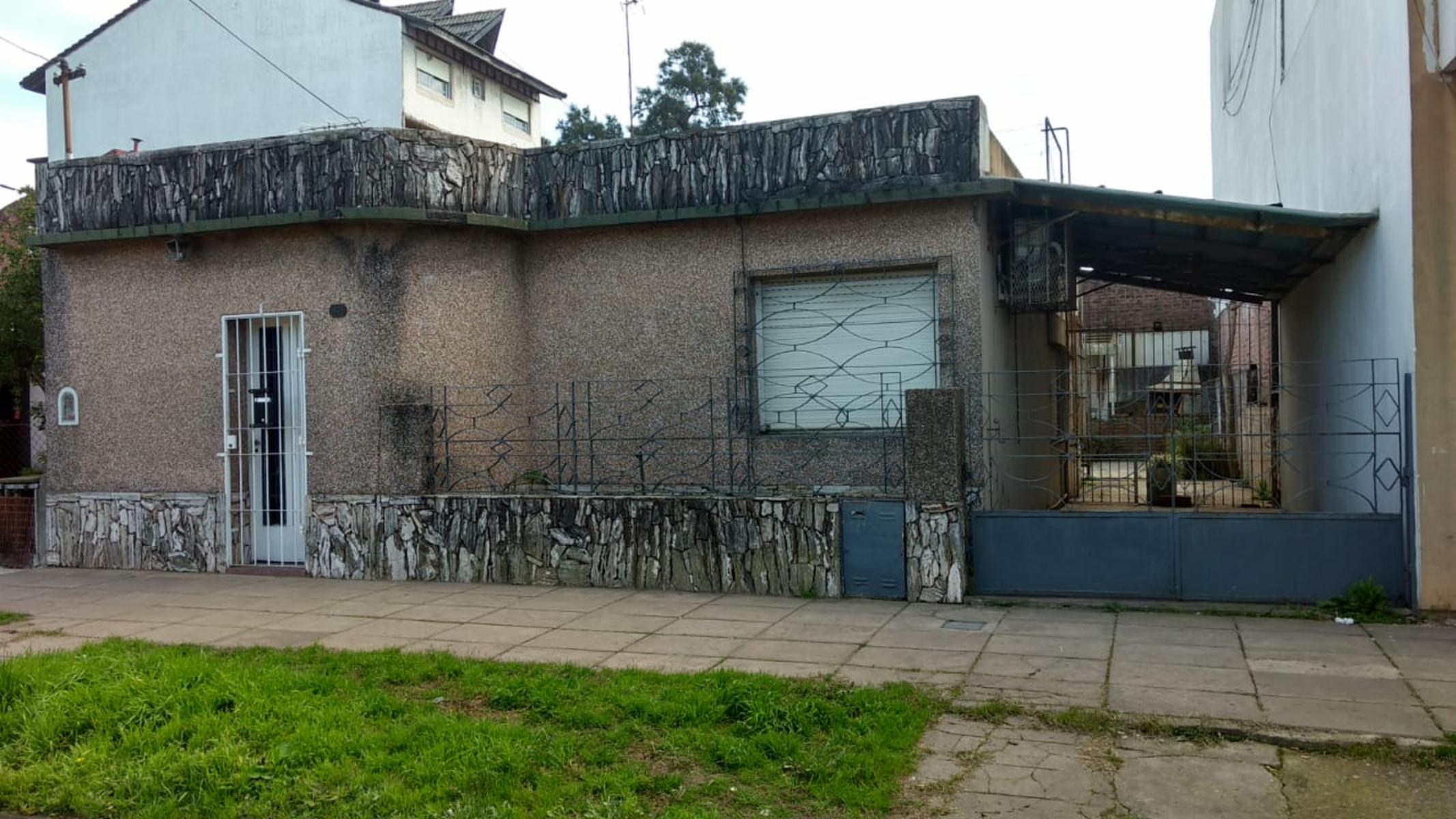 CASA 3 AMB CON AMPLIO PATIO Y COCHERA - 11 DE SEPTIEMBRE