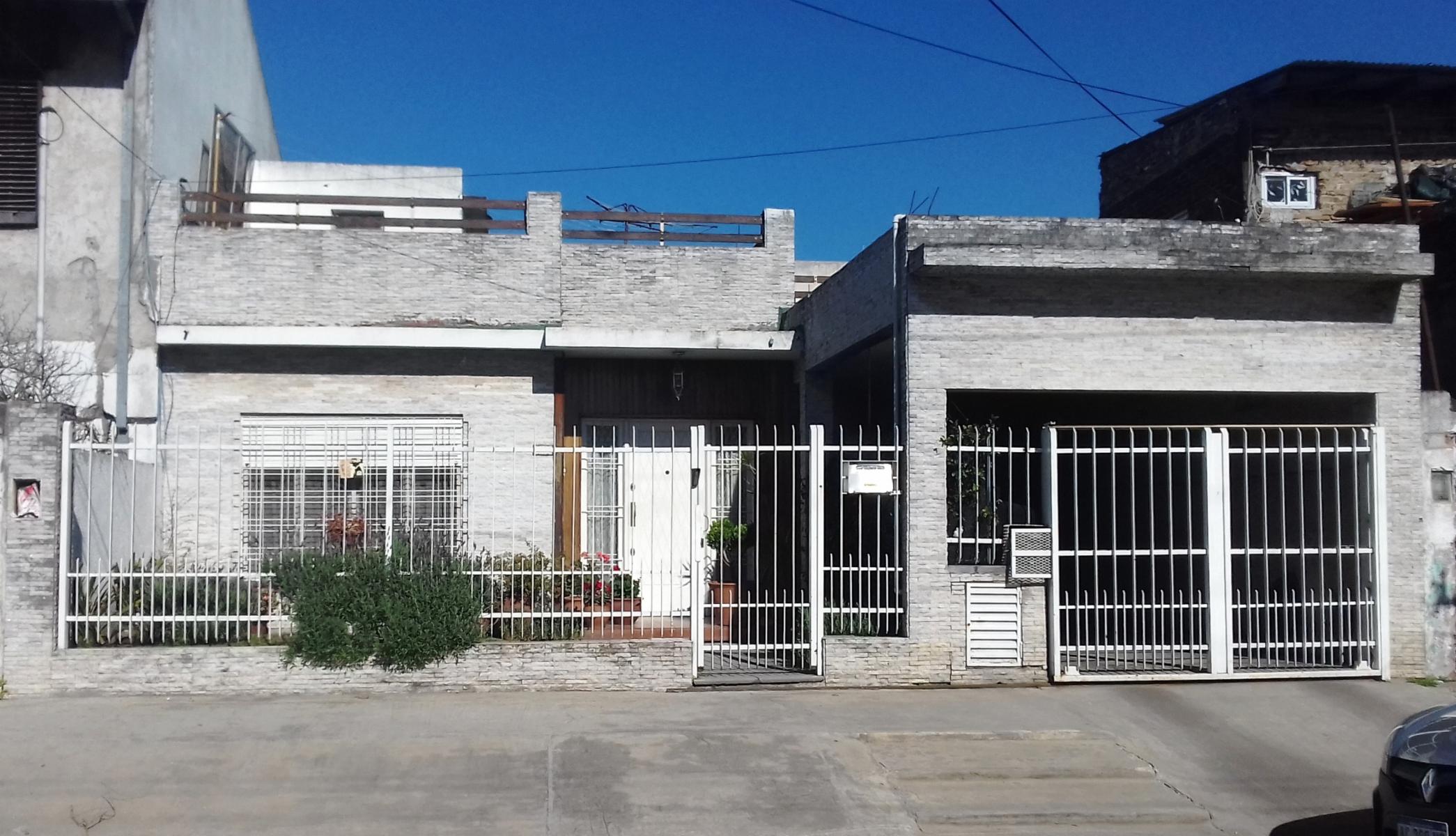 Casa multifamiliar: 3 amb con garaje + 4 amb en dos plantas - OPORTUNIDAD