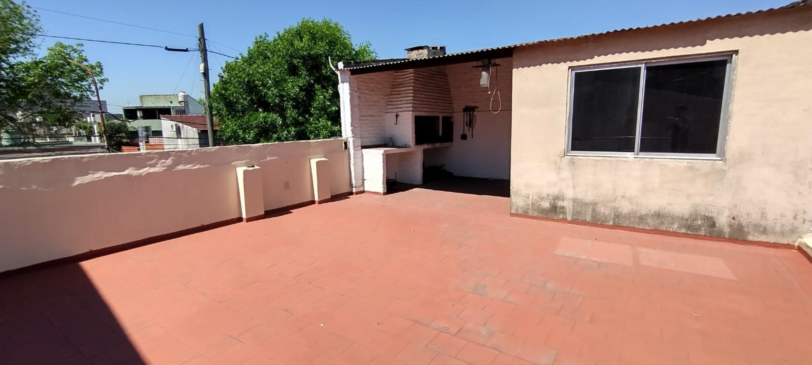 Amplio chalet de 5 amb con garage y terraza + depto 2 amb - Villa Ballester — foto 7