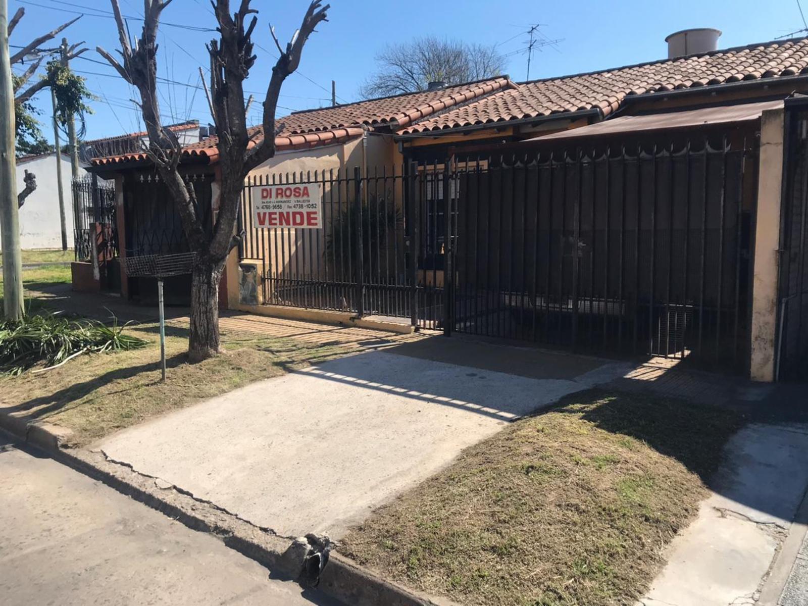 CASA 3 AMB CON GARAGE, JARDIN AL FRENTE Y PATIO TRASERO — foto 3