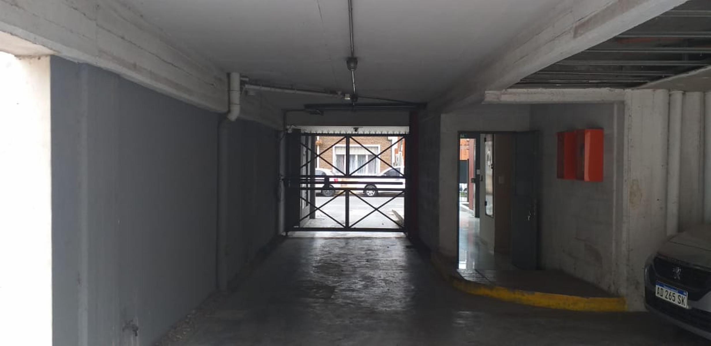 AMPLIO MONOAMBIENTE CON COCHERA - CASEROS CENTRO - VENTA