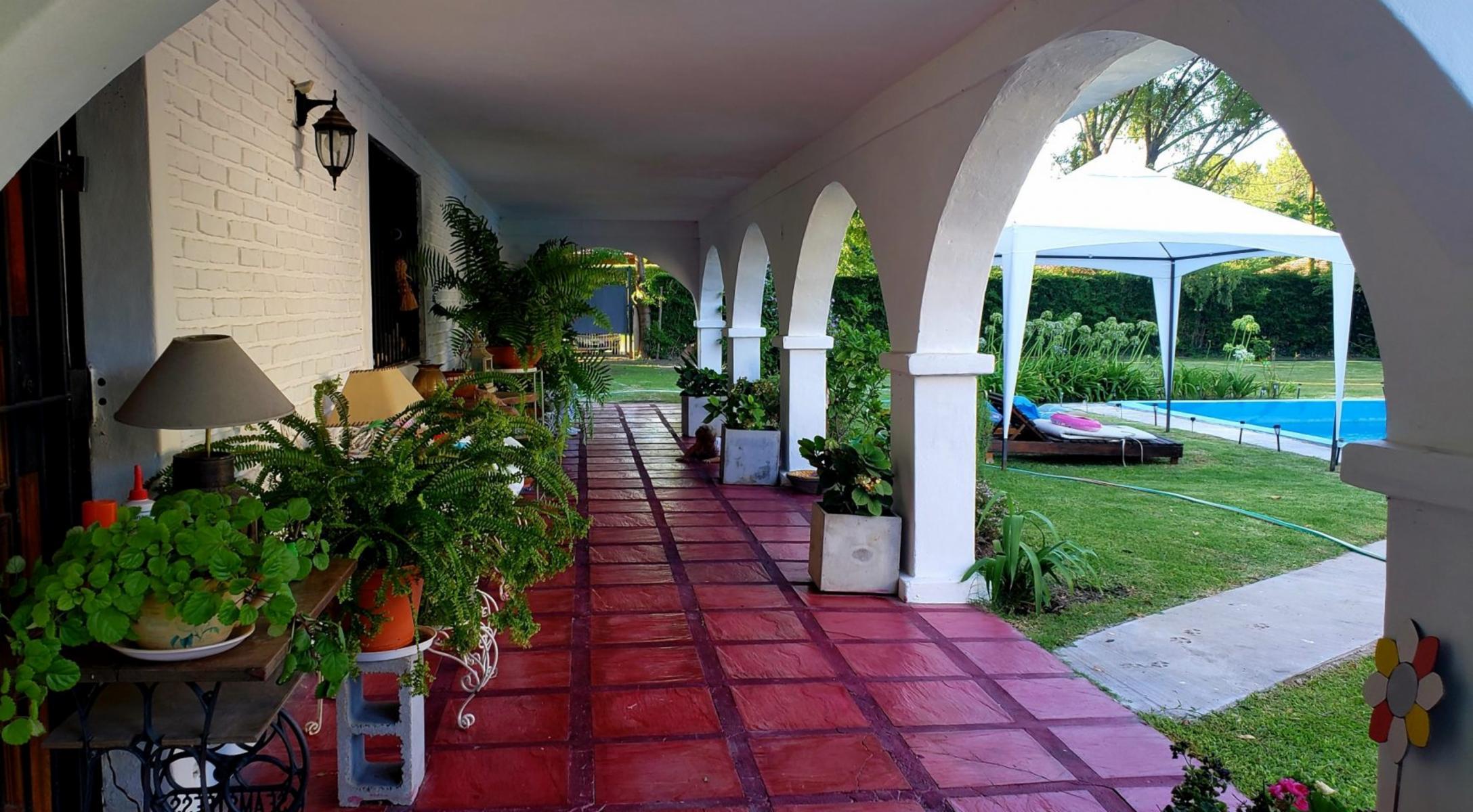 Excelente casa con parque y piscina - Pilar