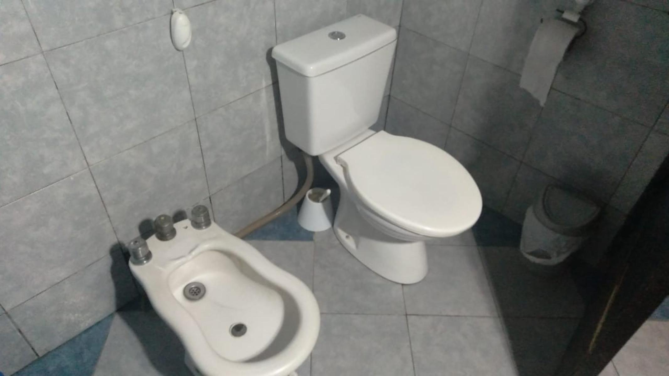 REGIA PROPIEDAD MULTIFAMILIAR con AMPLIO FONDO LIBRE en BILLINGHURTS 130 Mts2 Cub s/ LOTE 392 Mts2 — foto 2