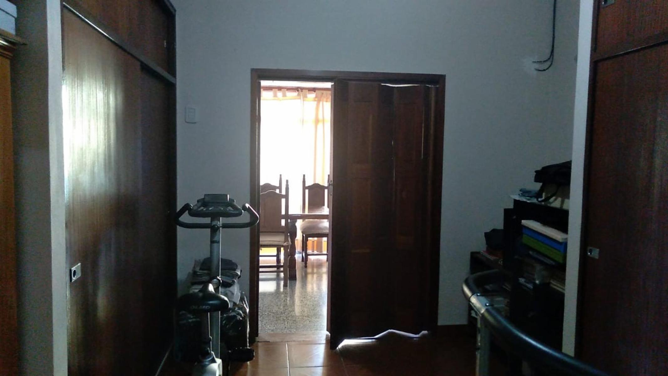 EXCELENTE PROPIEDAD 8 AMB en 2 Ptas MUTIFAMILIAR, PROXIMO ESTACION JOSE LEON SUAREZ — foto 9