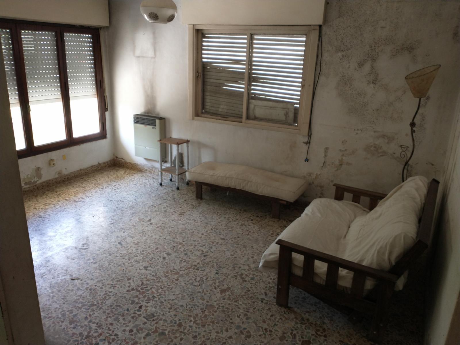 CASA 3 amplios AMB con FONDO LIBRE y posibilidad de Cochera en VILLA BALLESTER — foto 9