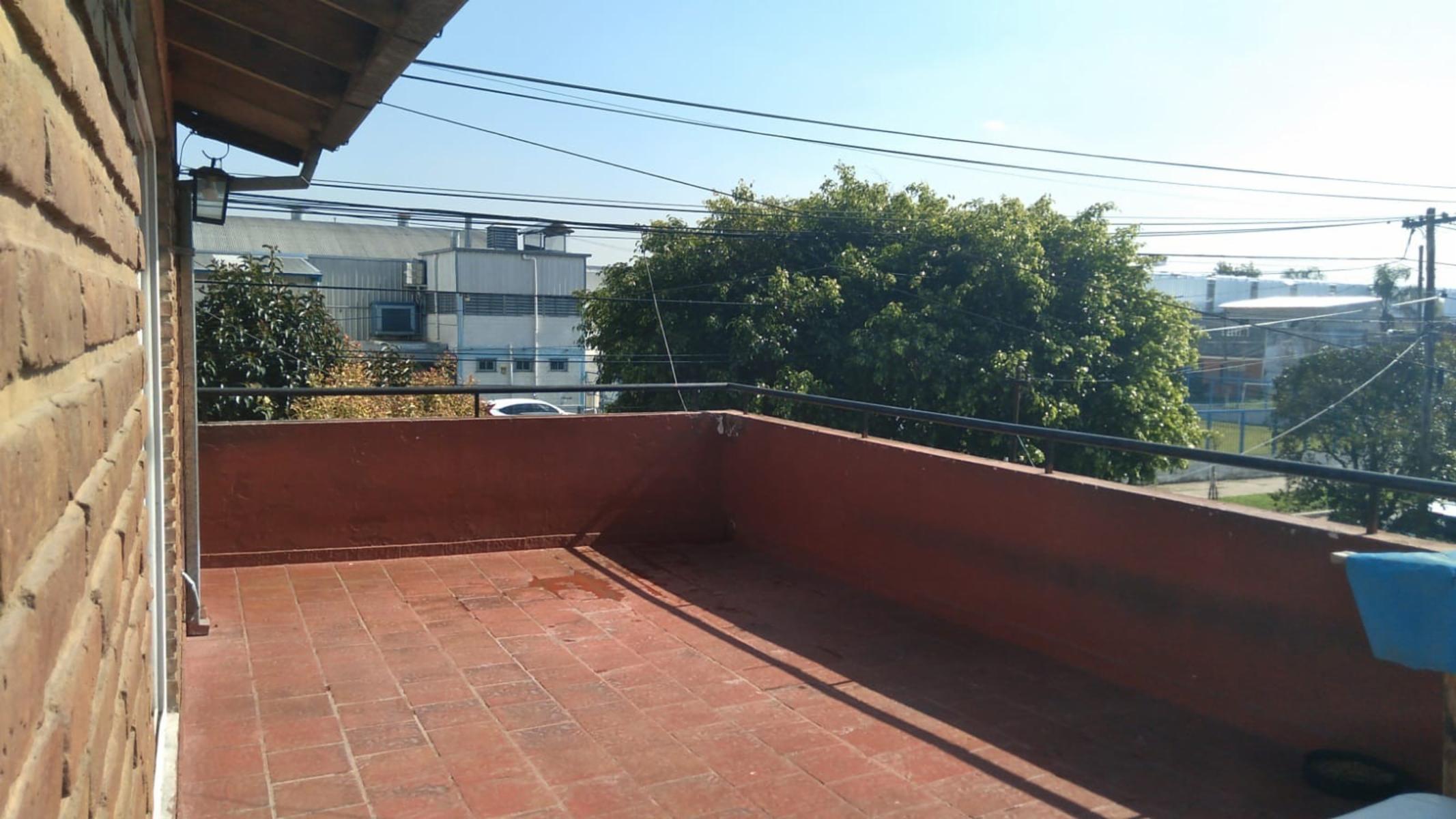 EXCELENTE PH 3 AMB TIPO CASA C/ GARAGE y TERRAZA c/ DEPENDENCIAS y pxmo AVDAS en SAN MARTIN — foto 9