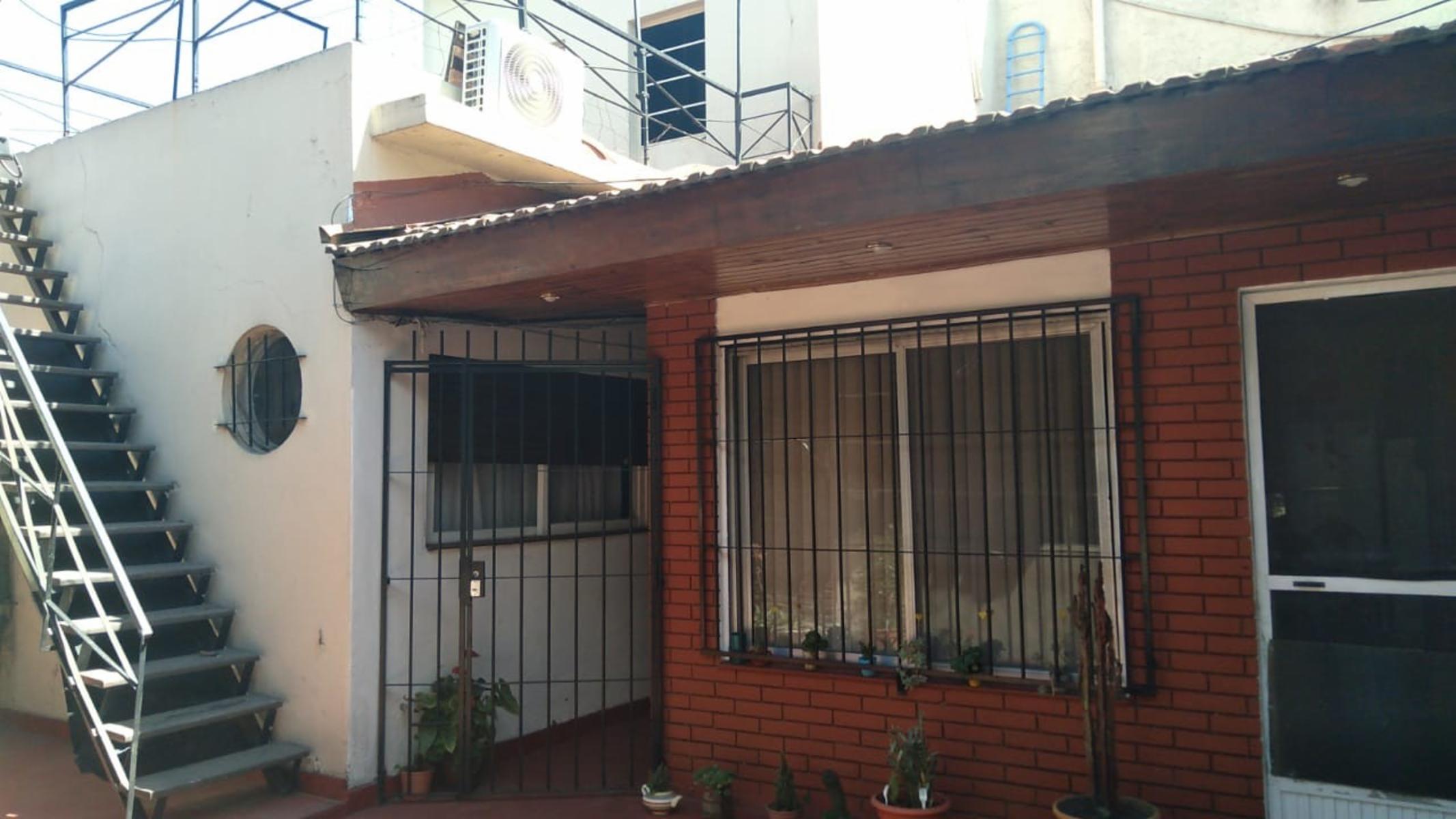 IMPERDIBLE PH TIPO CASA 3 AMB al FOD en SAN MARTIN y sobre AVENIDA PERON.. — foto 2