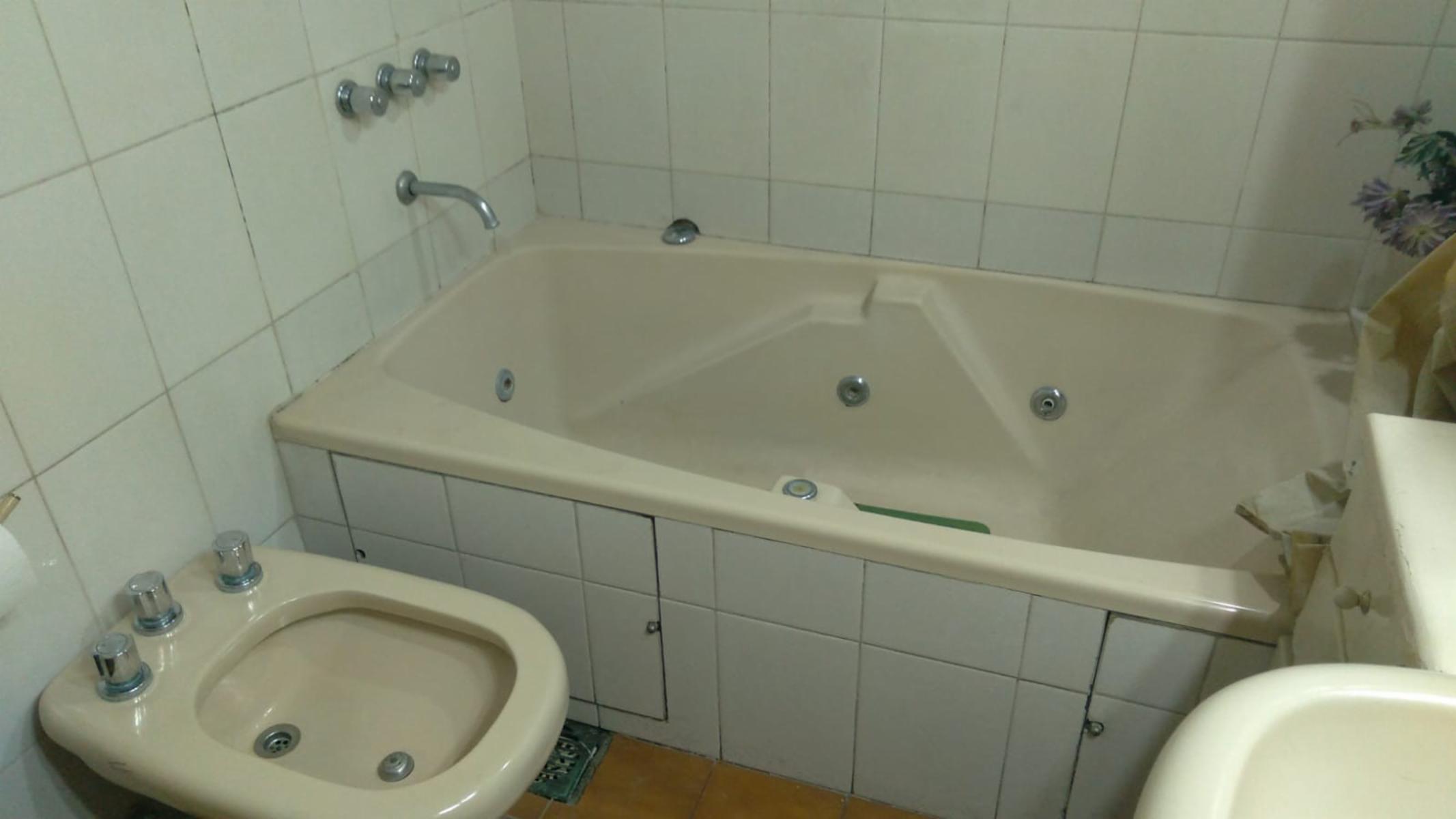IMPERDIBLE PH TIPO CASA 3 AMB al FOD en SAN MARTIN y sobre AVENIDA PERON.. — foto 3