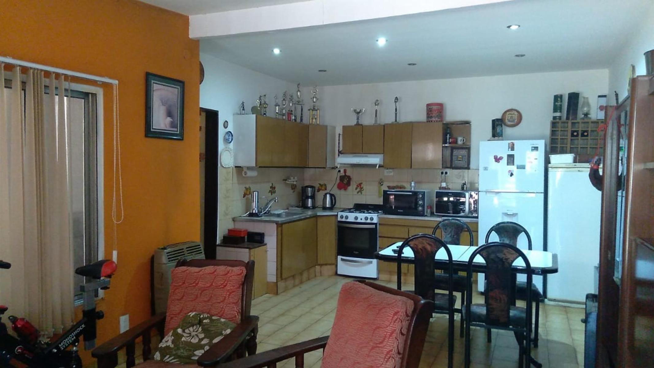 IMPERDIBLE PH TIPO CASA 3 AMB al FOD en SAN MARTIN y sobre AVENIDA PERON.. — foto 4