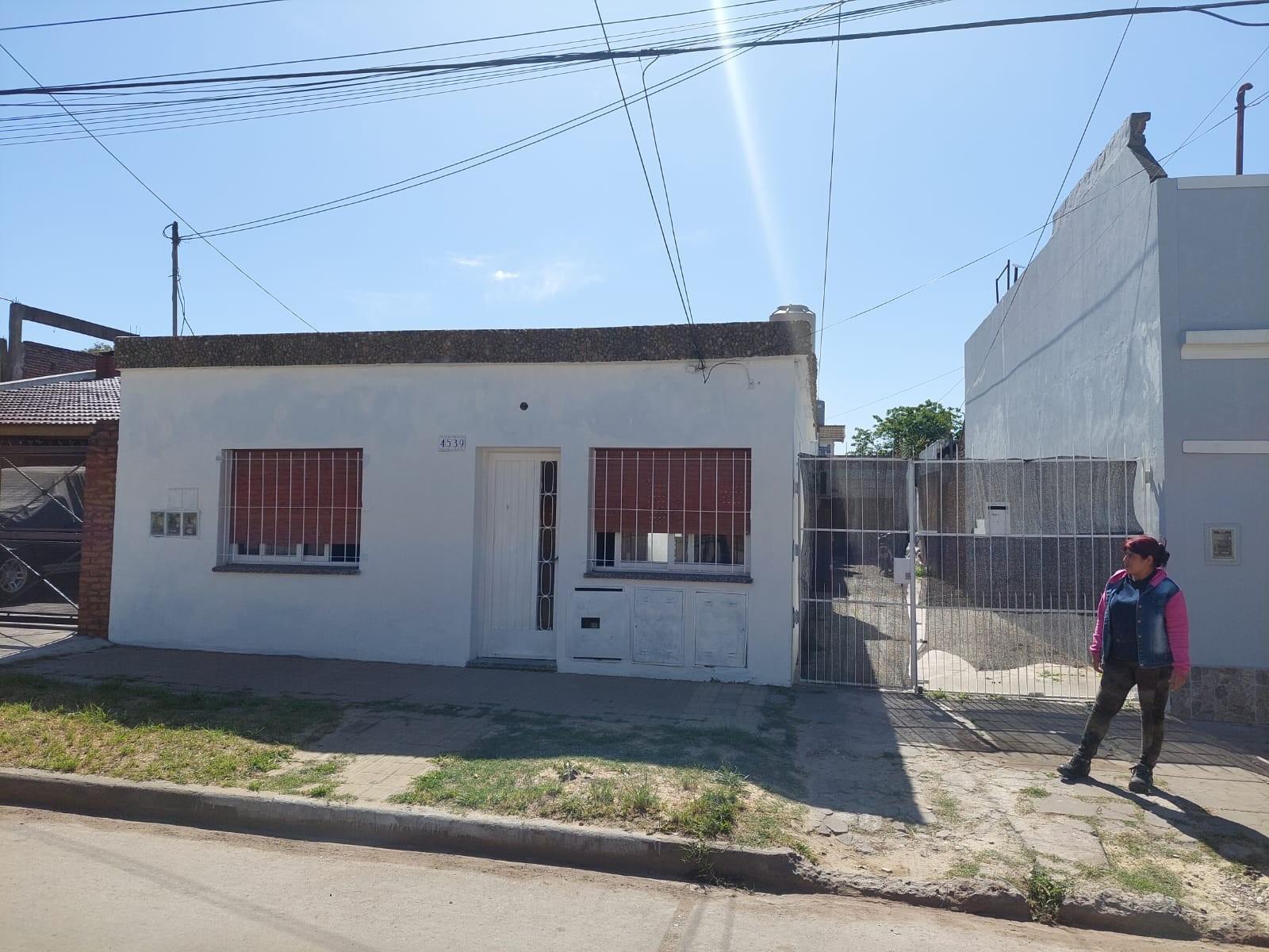IMPECABLE PH TIPO CASA Pta BAJA AL FRENTE en VILLA BALLESTER, pxmo Avdas y Ruta 8