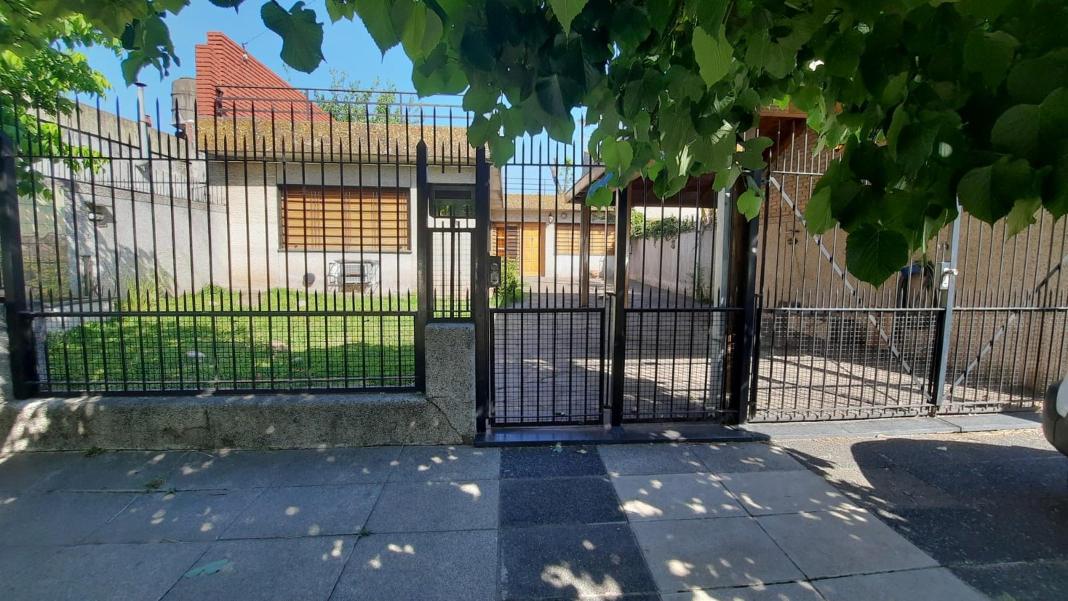 Venta- casa 4 ambientes-Loma Hermosa
