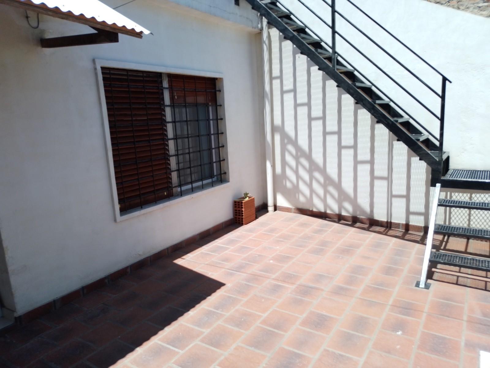 PH 2 AMB. EN EXC. ESTADO CON PATIO Y TERRAZA.