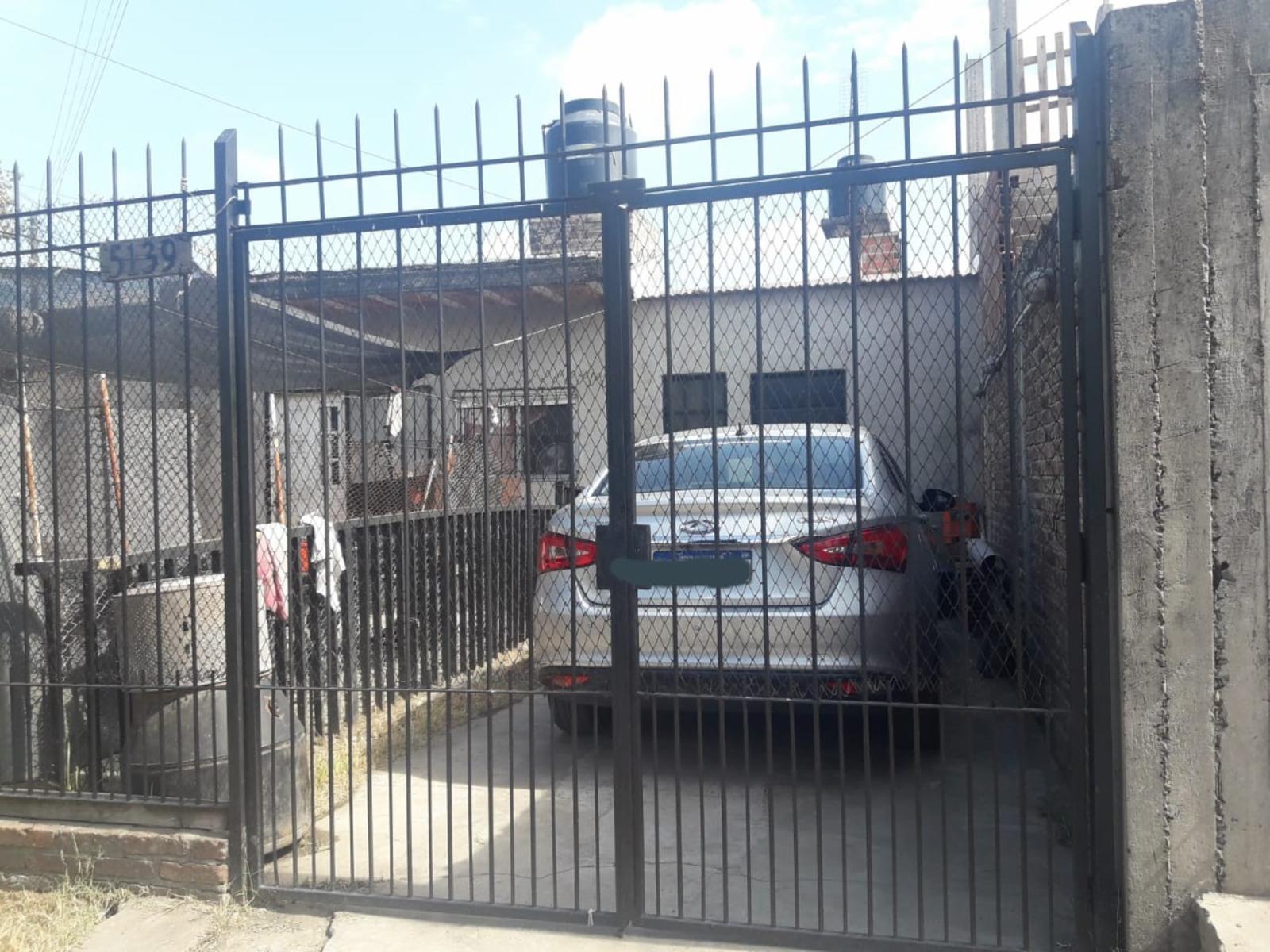 IMPECABLE CASA INDEPENDIENTE 2 AMPLIOS AMB con COCHERA y JARDIN, a Mts Avda Libertador en el Bo Libertador — foto 4