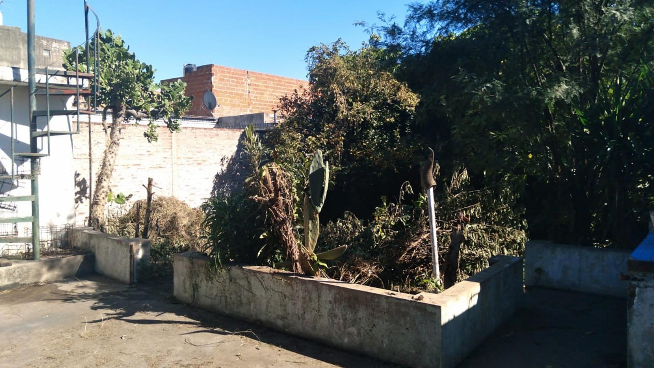 REGIA y AMPLISIMA CASA 3/4 AMB s/ GRAN LOTE DE TERRENO en VILLA BALLESTER, proximo Avenidas importantes y buenos accesos — foto 4
